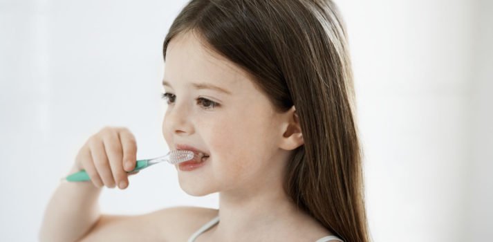 kleines Mädchen putzt sich die Zähne
