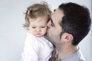 Mann küsst seine kleine Tochter