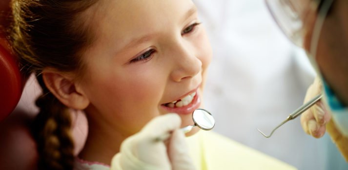 kleines Mädchen beim Zahnarzt