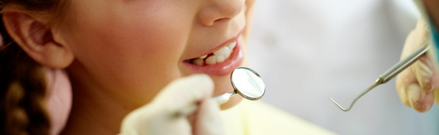 kleines Mädchen beim Zahnarzt
