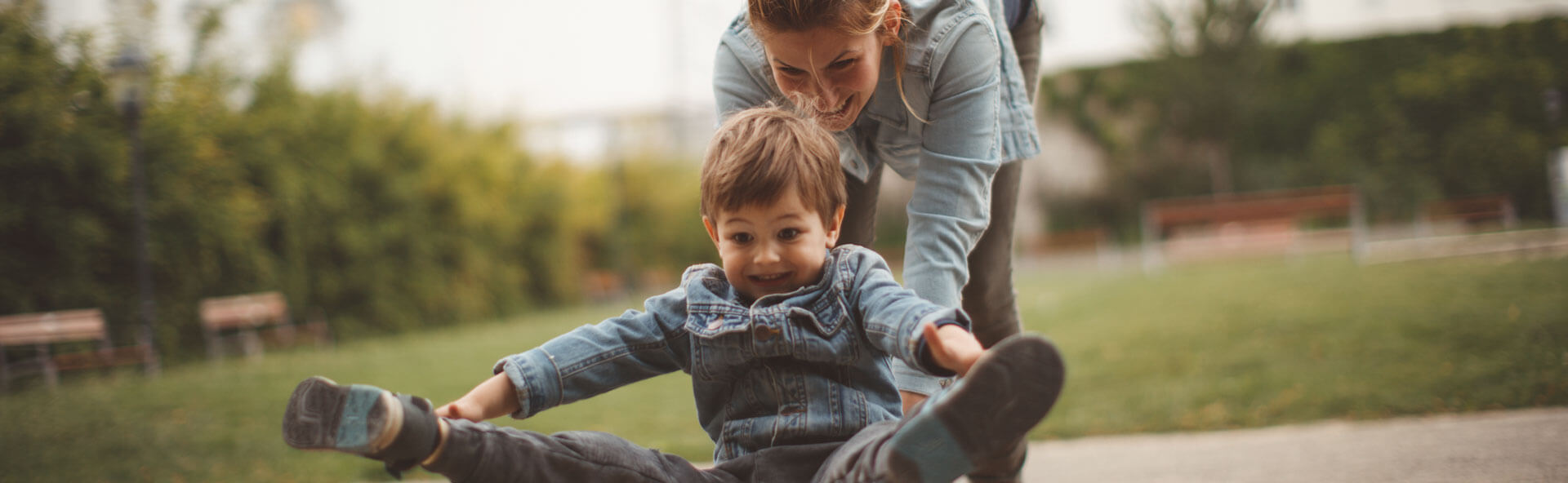 Mann hält Kopf und Nacken seines Patienten