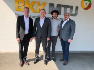 Gruppenbild vor BKK MTU Gebäude