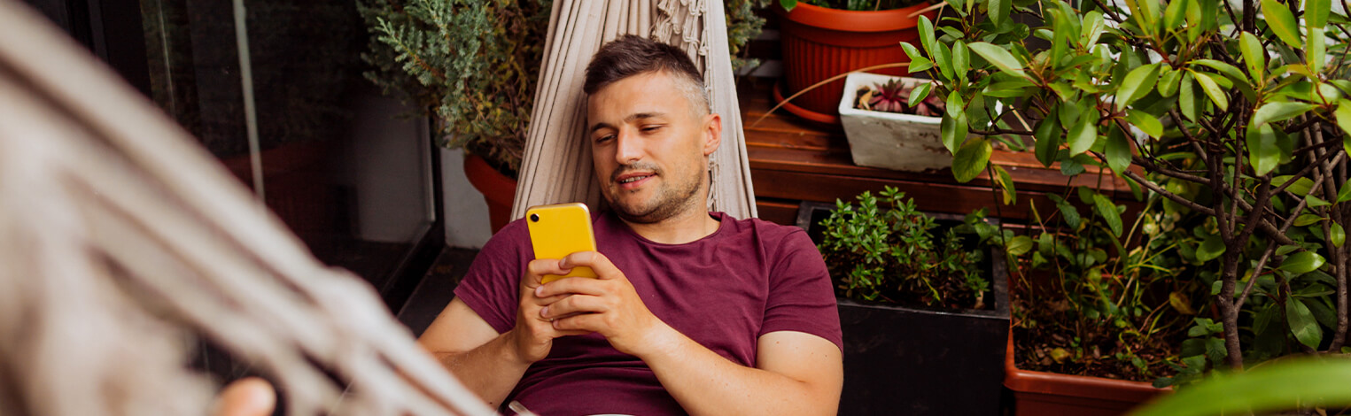 Mann hält Kopf und Nacken seines Patienten