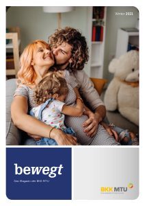 Cover des Mitgliedermagazins "bewegt" vom Winter 2021 - Bild: Glückliche junge Familie kuschelt auf der Couch