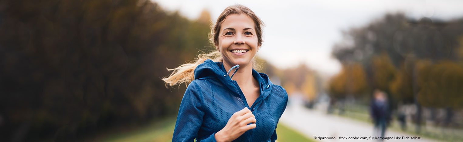 Familie sitzt auf Wiese mit Seifenblasen